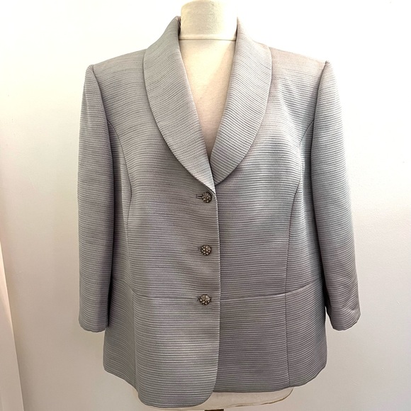 Tahari Jackets & Blazers - Tahari Arthur S Levine 18W Silver Jacket with rhinestone buttons